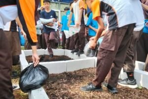 School Gardening Project: Siswa Belajar Berkebun di Lahan Sekolah